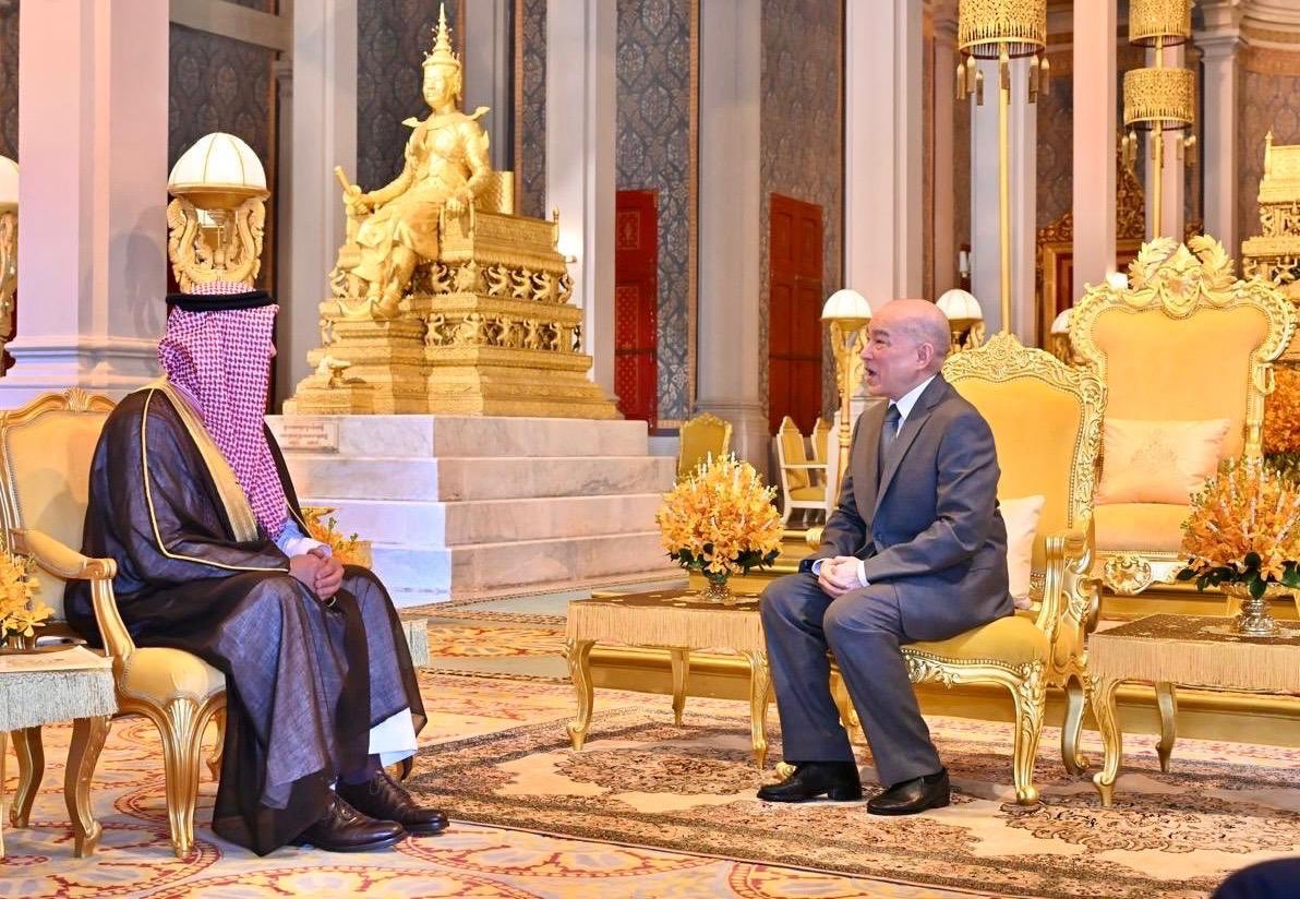 ksaembassyvn's tweet photo. #بنوم_بنه | سعادة الأستاذ/ ثامر القصيبي السفير غير المقيم في مملكة كمبوديا، يقدم  أوراق اعتماده سفيراً فوق العادة ومفوضاً للمملكة العربية السعودية لدى مملكة كمبوديا إلى صاحب الجلالة برياه بات سامديتش برياه بورومنيث نورودوم سيهاموني، ملك مملكة كمبوديا، جرى خلال المراسم استعراض العلاقات الثنائية التي تربط بين البلدين الصديقين وسبل تعزيزها في مختلف المجالات.

 #Phnom Penh | H.E. Mr. Thamer Algosaibi, non-resident Ambassador to the Kingdom of Cambodia, presents his credentials as Ambassador Extraordinary and Plenipotentiary of the Kingdom of Saudi Arabia to the Kingdom of Cambodia, to His Majesty Preah Bat Samdech Preah Boromneath NORODOM SIHAMONI, King of Cambodia. During the ceremony, the two sides reviewed bilateral relations between the two friendly countries, and discussed measures to further enhance these ties in various fields.