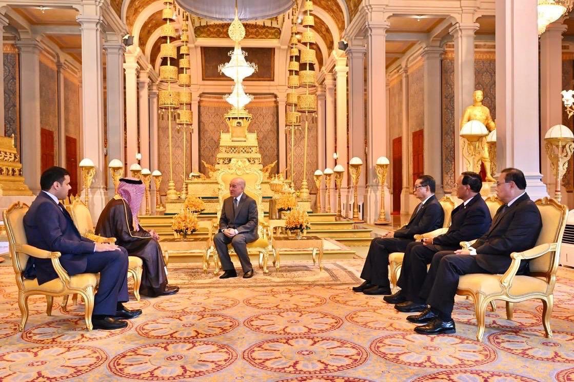 ksaembassyvn's tweet photo. #بنوم_بنه | سعادة الأستاذ/ ثامر القصيبي السفير غير المقيم في مملكة كمبوديا، يقدم  أوراق اعتماده سفيراً فوق العادة ومفوضاً للمملكة العربية السعودية لدى مملكة كمبوديا إلى صاحب الجلالة برياه بات سامديتش برياه بورومنيث نورودوم سيهاموني، ملك مملكة كمبوديا، جرى خلال المراسم استعراض العلاقات الثنائية التي تربط بين البلدين الصديقين وسبل تعزيزها في مختلف المجالات.

 #Phnom Penh | H.E. Mr. Thamer Algosaibi, non-resident Ambassador to the Kingdom of Cambodia, presents his credentials as Ambassador Extraordinary and Plenipotentiary of the Kingdom of Saudi Arabia to the Kingdom of Cambodia, to His Majesty Preah Bat Samdech Preah Boromneath NORODOM SIHAMONI, King of Cambodia. During the ceremony, the two sides reviewed bilateral relations between the two friendly countries, and discussed measures to further enhance these ties in various fields.
