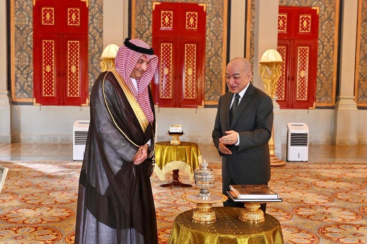 ksaembassyvn's tweet photo. #بنوم_بنه | سعادة الأستاذ/ ثامر القصيبي السفير غير المقيم في مملكة كمبوديا، يقدم  أوراق اعتماده سفيراً فوق العادة ومفوضاً للمملكة العربية السعودية لدى مملكة كمبوديا إلى صاحب الجلالة برياه بات سامديتش برياه بورومنيث نورودوم سيهاموني، ملك مملكة كمبوديا، جرى خلال المراسم استعراض العلاقات الثنائية التي تربط بين البلدين الصديقين وسبل تعزيزها في مختلف المجالات.

 #Phnom Penh | H.E. Mr. Thamer Algosaibi, non-resident Ambassador to the Kingdom of Cambodia, presents his credentials as Ambassador Extraordinary and Plenipotentiary of the Kingdom of Saudi Arabia to the Kingdom of Cambodia, to His Majesty Preah Bat Samdech Preah Boromneath NORODOM SIHAMONI, King of Cambodia. During the ceremony, the two sides reviewed bilateral relations between the two friendly countries, and discussed measures to further enhance these ties in various fields.
