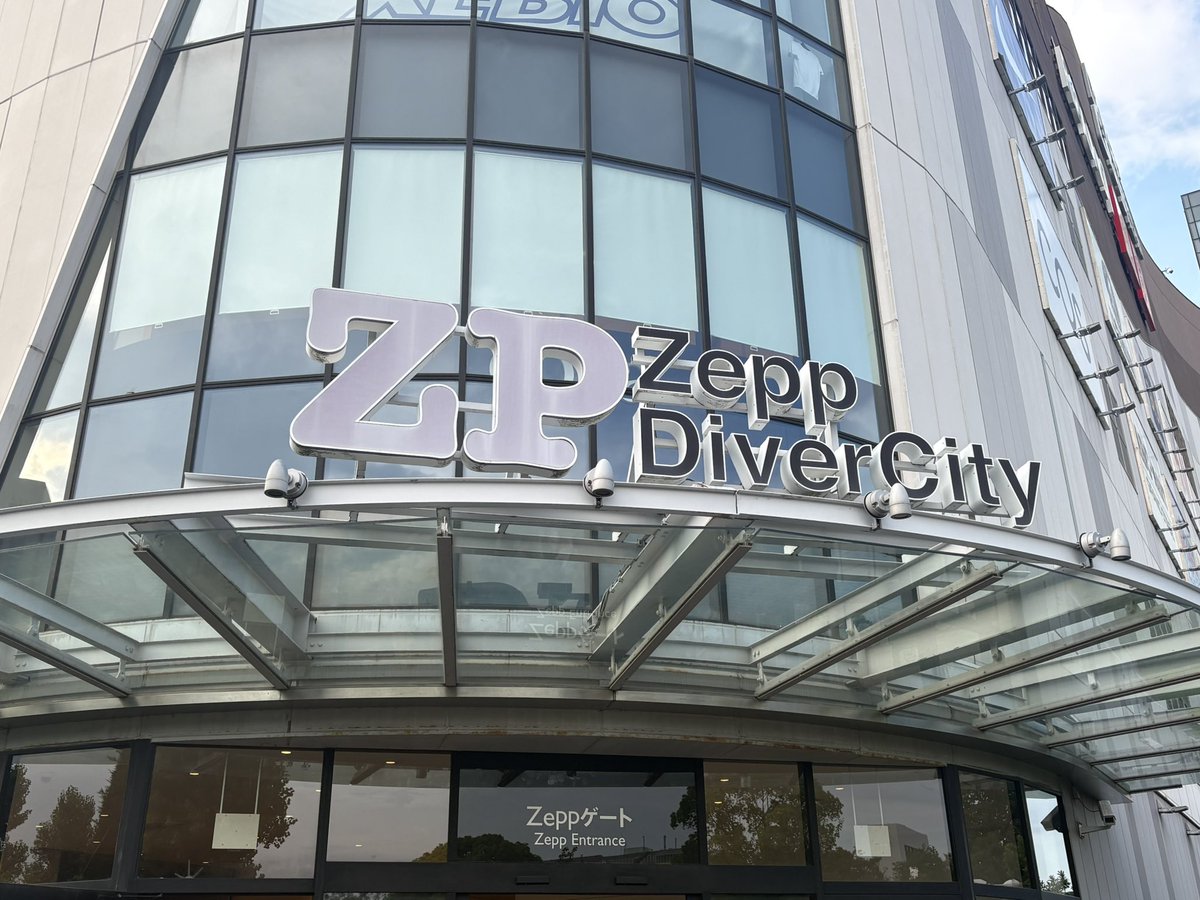 miu134's tweet photo. GLAY zepp楽しかったーーーーー！！！
A1100番台だったけどAブロ逆最前で前も空いてて、りさゆーなとめちゃくちゃ快適に見れた！暑さも感じず！今日は無事あきちゃんにも会えた🤝
ヒサシのオフショル… 肩チラ……sexy過ぎました🙈
みんなでGACKTとパシャリ📷笑 https://t.co/XZZGTDOVQA