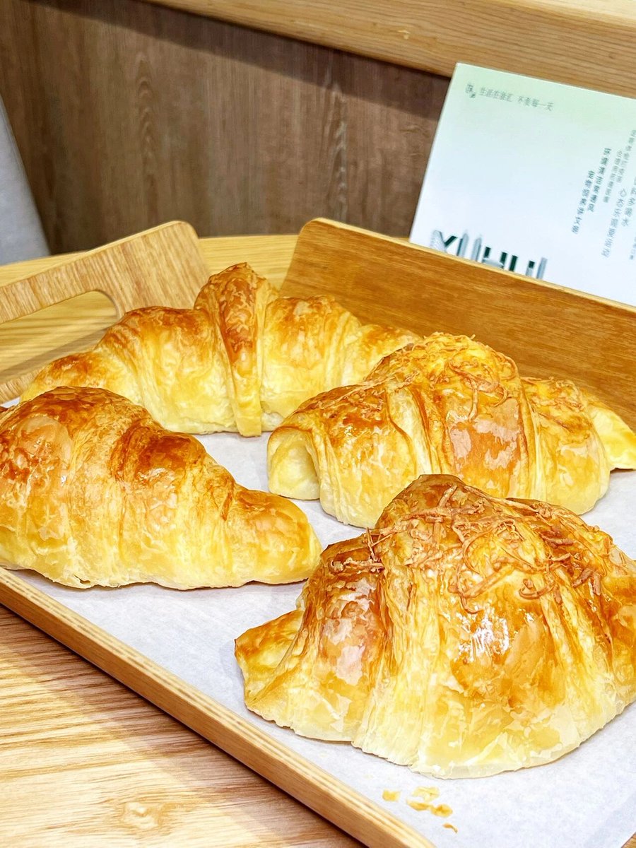 LashellKoddga's tweet photo. Just grabbed the flakiest croissant from that new corner bakery—warm, buttery, and gone in 2 mins , https://t.co/0RrwYUX1pn