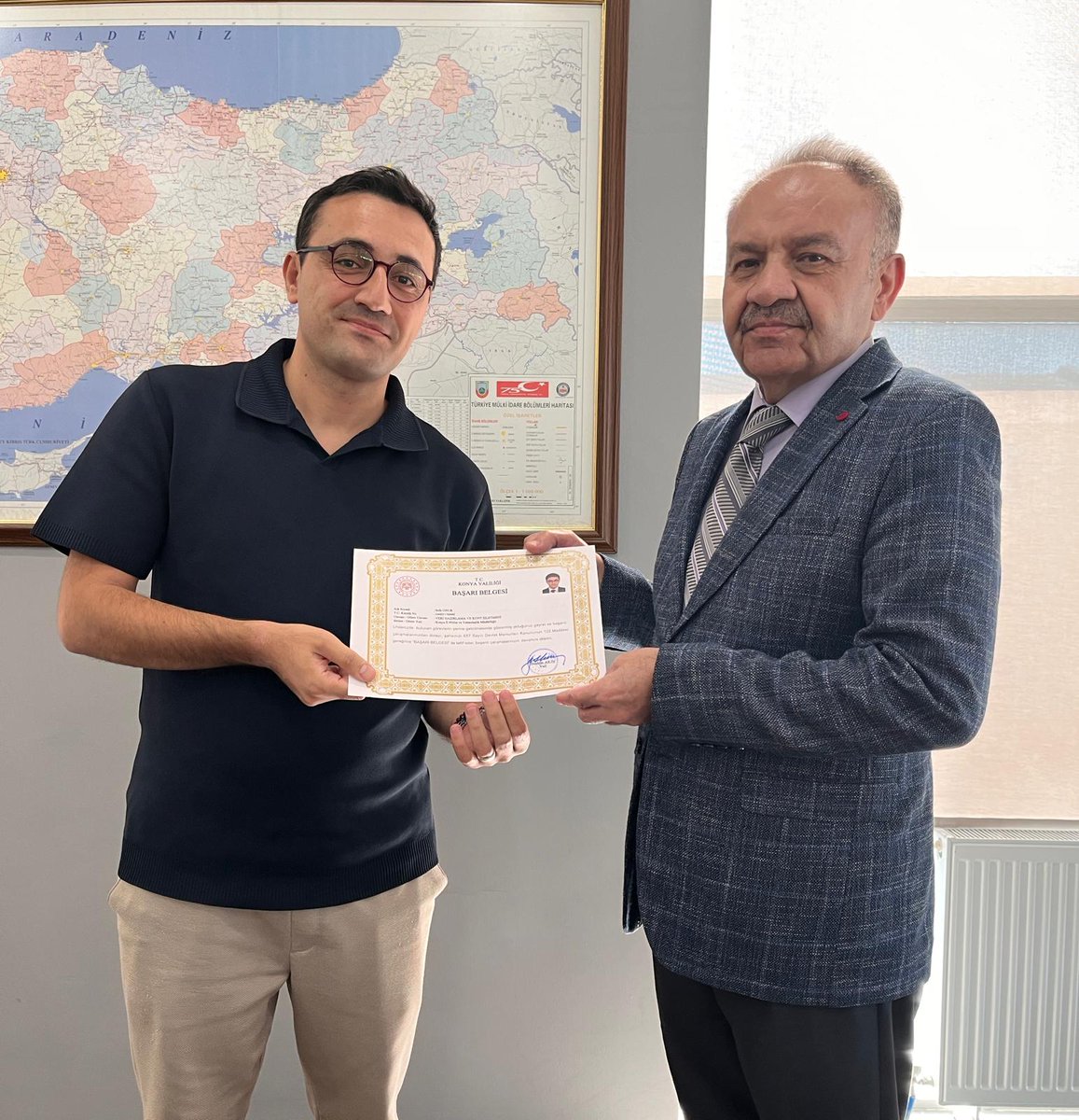 konyailnufus's tweet photo. Sayın Valimiz İbrahim Akın tarafından verilen başarı belgeleri, ilgili personellere, Sayın İl Müdürümüz Orhan Arslan tarafından takdim edilmiştir.

@TCNufus
@TCKonyaValiligi
@Vali_Akin
@OrhanArslan1963 https://t.co/EGckTCAV4G