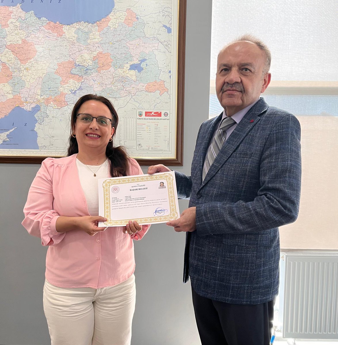 konyailnufus's tweet photo. Sayın Valimiz İbrahim Akın tarafından verilen başarı belgeleri, ilgili personellere, Sayın İl Müdürümüz Orhan Arslan tarafından takdim edilmiştir.

@TCNufus
@TCKonyaValiligi
@Vali_Akin
@OrhanArslan1963 https://t.co/EGckTCAV4G