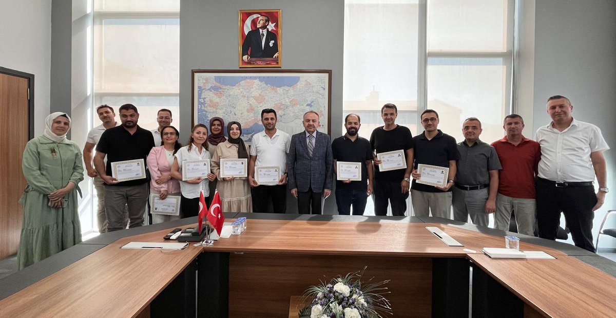 konyailnufus's tweet photo. Sayın Valimiz İbrahim Akın tarafından verilen başarı belgeleri, ilgili personellere, Sayın İl Müdürümüz Orhan Arslan tarafından takdim edilmiştir.

@TCNufus
@TCKonyaValiligi
@Vali_Akin
@OrhanArslan1963 https://t.co/EGckTCAV4G