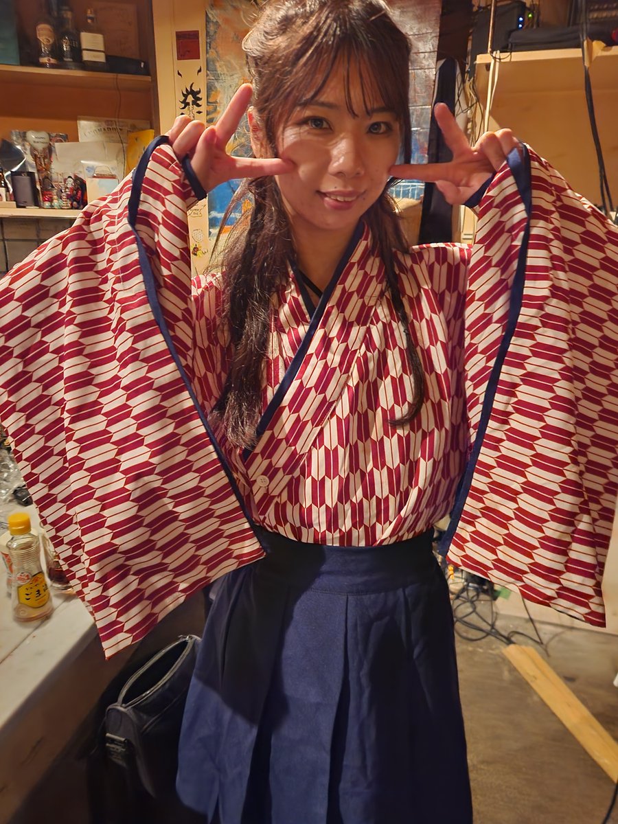 MKYoriental25's tweet photo. 今日も真白ゆうちゃんとはるさめ桃花ちゃんいるのでSBQアイドル部ライブ後のバーイベに間に合いました🍸️
今日は浴衣姿可愛い真白ゆうちゃんと袴の可愛い桃花ちゃん💓 https://t.co/jt9mCAtzA8