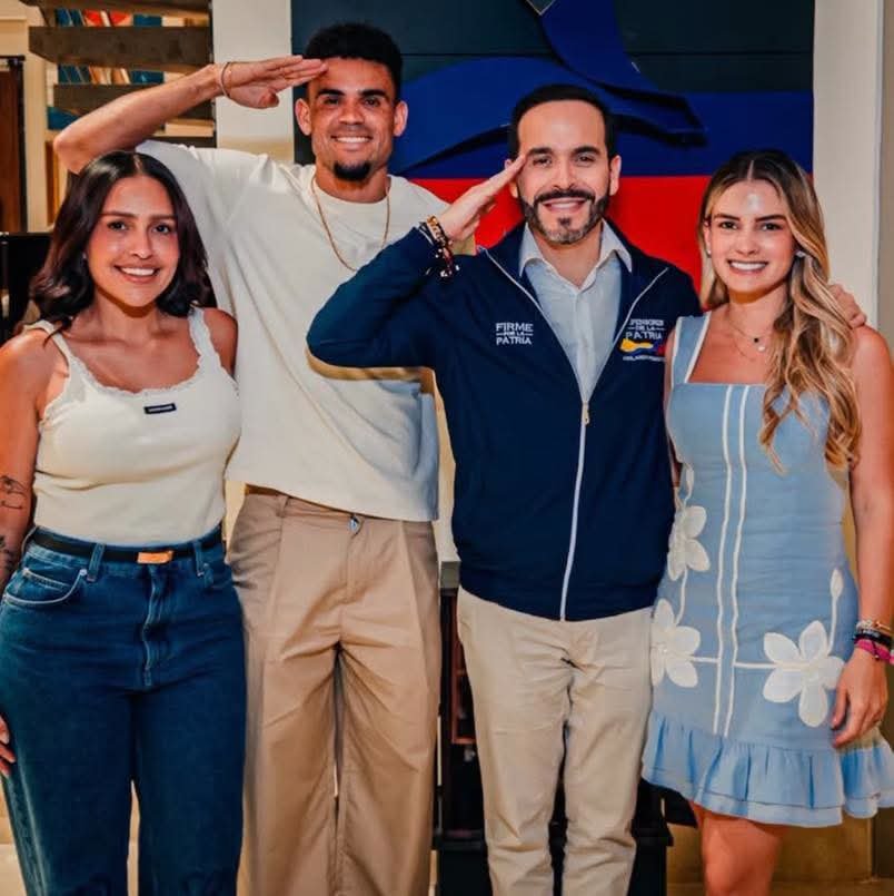 ElGolGarracol's tweet photo. Luis Díaz y su esposa visitaron la casa del electo presidente de Colombia, Abelardo De La Espriella. El jugador aprovechó que está en Barranquilla para mostrarle su respaldo. ‘Lucho’ se une a Yerry Mina y Juan Guillermo Cuadrado, quienes ya se habían reunido con él. https://t.co/Ur4YCV57vf
