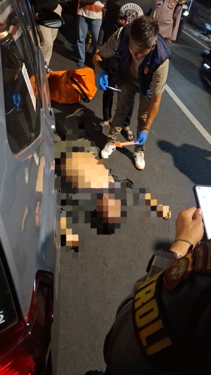 TMCPoldaMetro's tweet photo. 20.43 Anggota Tim Inafis dan petugas ambulance dari Polres Metro Jakarta Selatan melakukan proses identifikasi dan evakuasi pengendara minibus yang tutup usia di depan Kaia Reflexeologi Jl. Dharmawangsa X, Cipete selatan, Keb. Baru, Jaksel. https://t.co/sarWkSjDV1