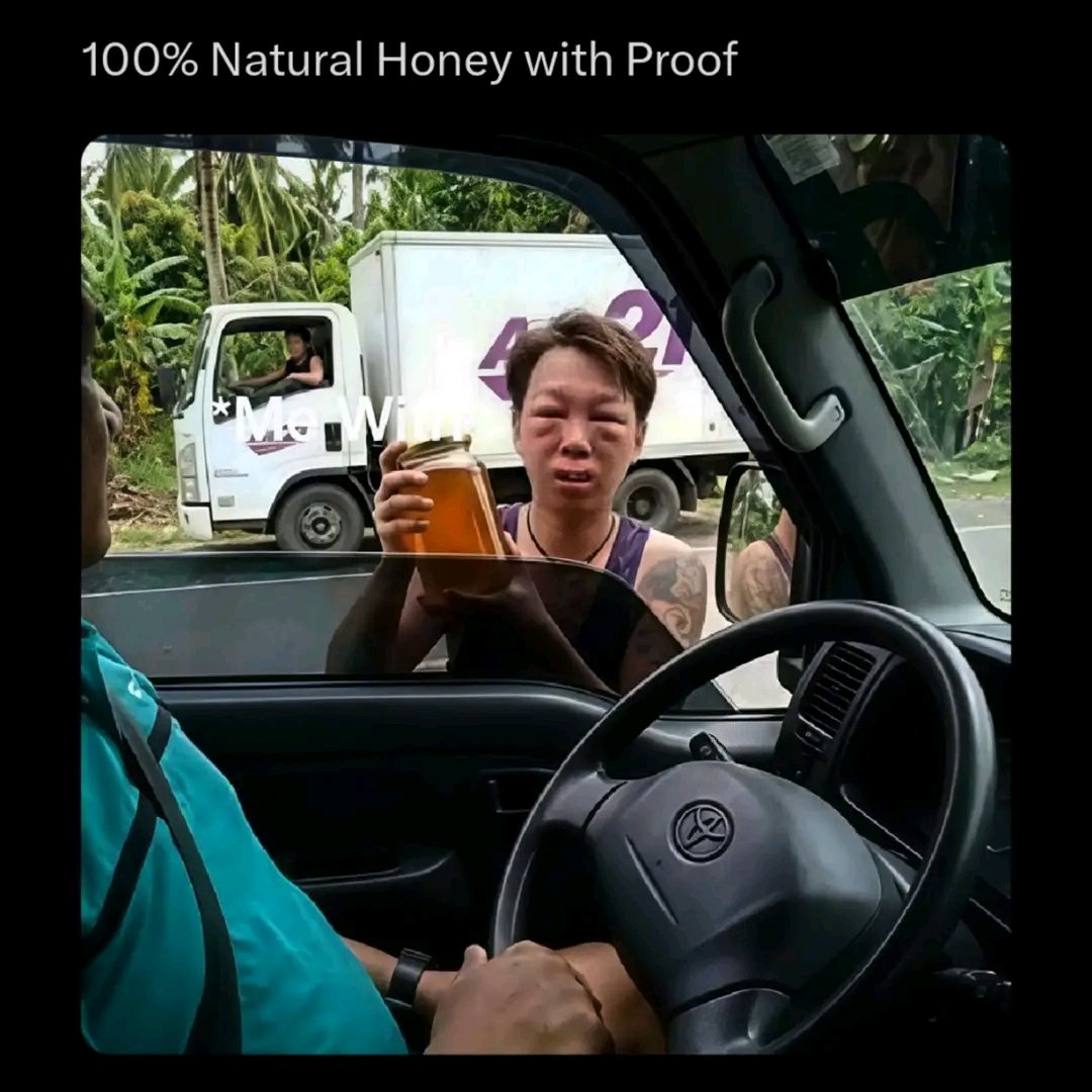 Manjianni's tweet photo. He had one job and he did it perfectly🐝😂 https://t.co/B03TyD8gnt
