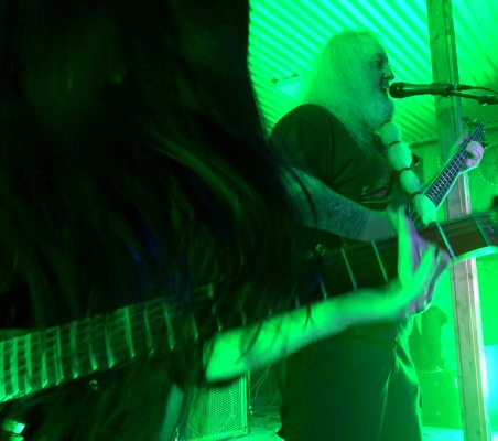 Entera_Thrash's tweet photo. Wenn der Gitarrist unbedingt mit aufs Bild will :)
#thrashmetal #speedmetal #metalband #liveband
#livebild #livefoto #konzertfoto #bühne #gig
#konzert #metalgig #metalshow #auftritt #live
#show #concert #bass #metalbass #bassist #soundgear #ibanezbass
#vocals #metalvocals #basser https://t.co/YiEO4nsCTl