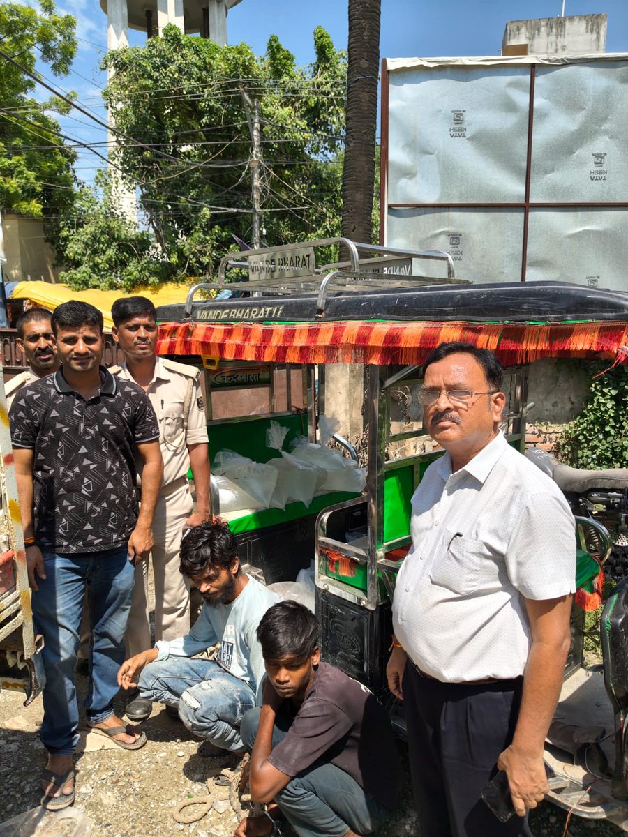 dm_vaishali's tweet photo. 🚫 अवैध शराब के खिलाफ वैशाली प्रशासन की सख्त कार्रवाई! 🚔

जिला पदाधिकारी श्रीमती वर्षा सिंह (भा.प्र.से.) के निर्देशन में उत्पाद विभाग द्वारा शराबबंदी कानून के प्रभावी क्रियान्वयन के लिए लगातार सघन छापेमारी एवं वाहन जांच अभियान चलाया जा रहा है।

इसी क्रम में टाउन थाना क्षेत्र के कटरा में की गई कार्रवाई में एक तीन पहिया वाहन से 105 लीटर अवैध देशी शराब बरामद की गई। इस दौरान दो अभियुक्त गिरफ्तार किए गए तथा शराब परिवहन में प्रयुक्त वाहन भी जब्त कर लिया गया।

जिला प्रशासन ने स्पष्ट किया है कि पूर्ण शराबबंदी कानून का उल्लंघन करने वालों के विरुद्ध कड़ी एवं विधिसम्मत कार्रवाई जारी रहेगी। संवेदनशील क्षेत्रों में नियमित गश्त, गुप्त सूचना के आधार पर छापेमारी और सतत निगरानी के माध्यम से अवैध शराब के कारोबार पर प्रभावी नियंत्रण रखा जा रहा है।

📢 आपका सहयोग आवश्यक है। अवैध शराब से जुड़ी किसी भी सूचना की जानकारी तत्काल प्रशासन या उत्पाद विभाग को दें। आपकी पहचान गोपनीय रखी जाएगी।

@IPRDBihar
@Bihar_PER
#Vaishali #LiquorProhibition #ExciseDepartment #DistrictAdministration #Bihar #PublicSafety