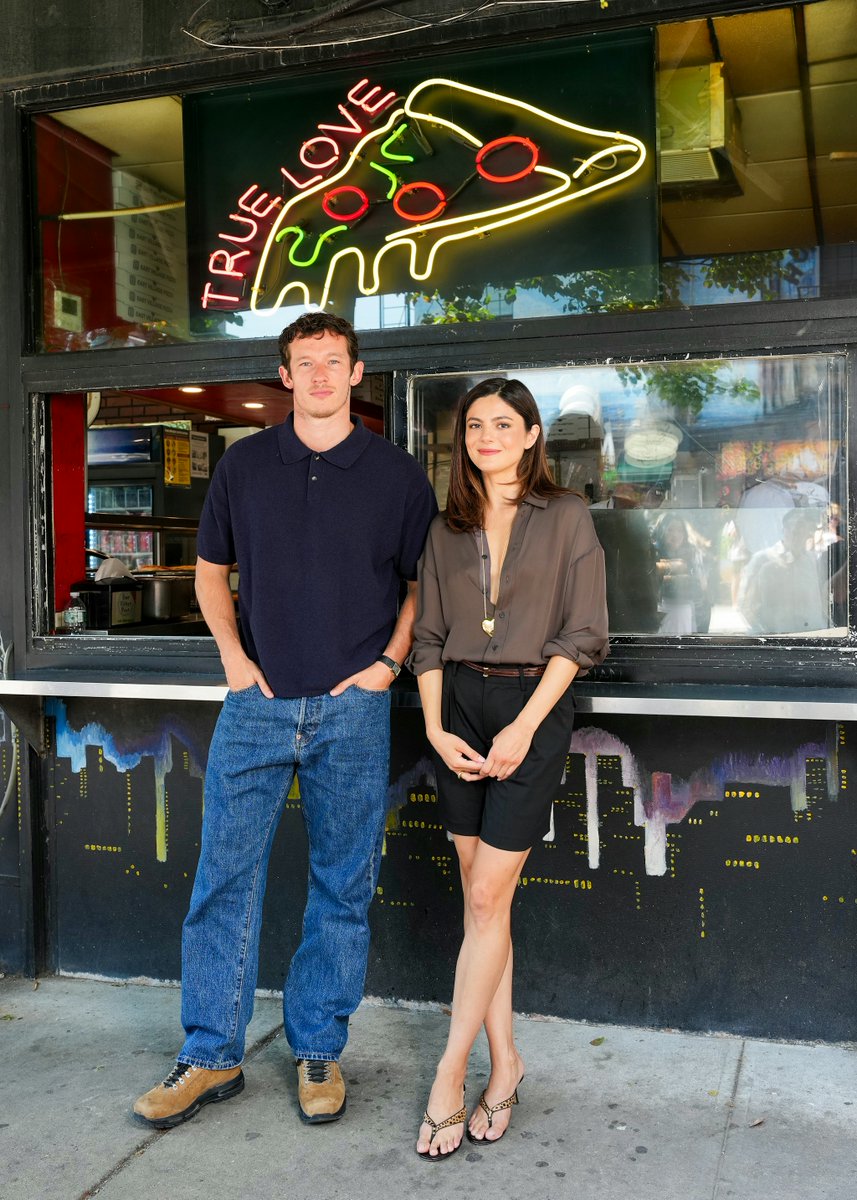 UniversalPicsBr's tweet photo. Nova York, uma pizzaria de bairro e dois protagonistas prontos para viver uma história. 🍕❤️

Confira alguns registros do photocall de #SoPorUmaNoiteFilme com Monica Barbaro e Callum Turner. https://t.co/87owQOFMIc