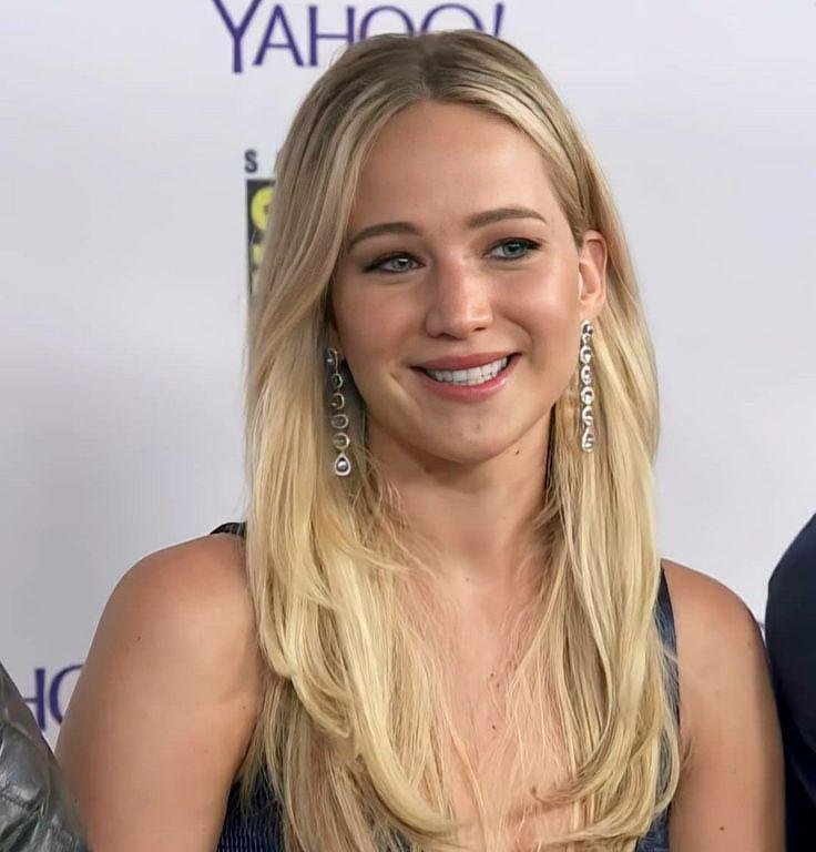 ayesha23188's tweet photo. • Jennifer Lawrence
• American actress and Producer
• Estimated net worth of $160 million. https://t.co/8xgfSrLUXh