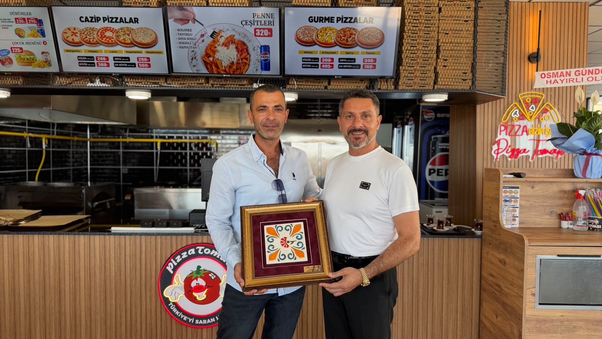 HamidYuzugullu's tweet photo. Bugün, #Sivrihisar’da  hemşehrimiz Cem Altınçanak’ın ilçemize kazandırdığı Pizza Tomato’yu ziyaret ederek hayırlı olsun dileklerimizi ilettik.

İlçemize değer katan, yeni bir nefes olan her yatırım bizleri mutlu ediyor. Emekle, cesaretle ve umutla atılan her adımın yanında olmaya devam edeceğiz. 
Bu güzel girişimi ve misafirperverliği dolayısıyla Cem kardeşimize teşekkür ediyor, yeni işletmesinin kendisi ve ilçemiz için hayırlara vesile olmasını temenni ediyorum.

Rabbim kazancını bereketli, işlerini hayırlı eylesin. Pizza Tomato’nun ilçemize ve tüm hemşehrilerimize hayırlı olmasını diliyor, bol ve bereketli kazançlar diliyorum.
#HamidYüzügüllü