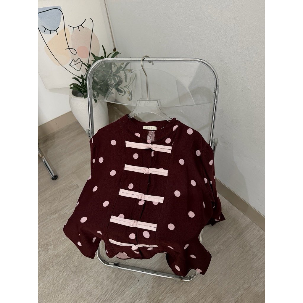 cffe_icee's tweet photo. ini blouse polka beneran gemes bangett dehhh🤏🏻 https://t.co/TyWEkYQfP9