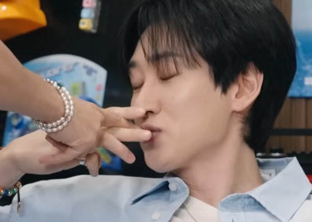 hyukloveddohae's tweet photo. #은해 #eunhae

The weight of warmth 
Language: EN
link in replies below

A very sweet short EunHae fanfic that instantly brightened my day. After Donghae's back injury flares up again, he insists on continuing his solo concert tour, and Hyukjae can't stop worrying about him. https://t.co/v0zbhAeHvx