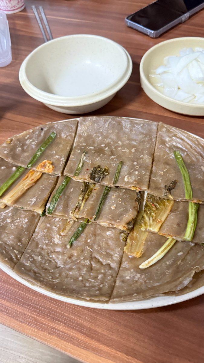 useunuz's tweet photo. 동해막국수에서 물막국수와 메밀부침 먹었습니다. 물막국수는 설탕을 조금 넣어 먹으니 괜찮았고, 개인적으로 들기름이 있었으면 더 ���소했을 것 같아요. 메밀부침은 얇고 담백해서 막국수랑 같이 먹기 좋았습니다. 식당 앞 볼거리도 은근히 많았어요.
#동해막국수 #물막국수 #메밀부침 #계양구맛집 https://t.co/yOuoiAS9ch