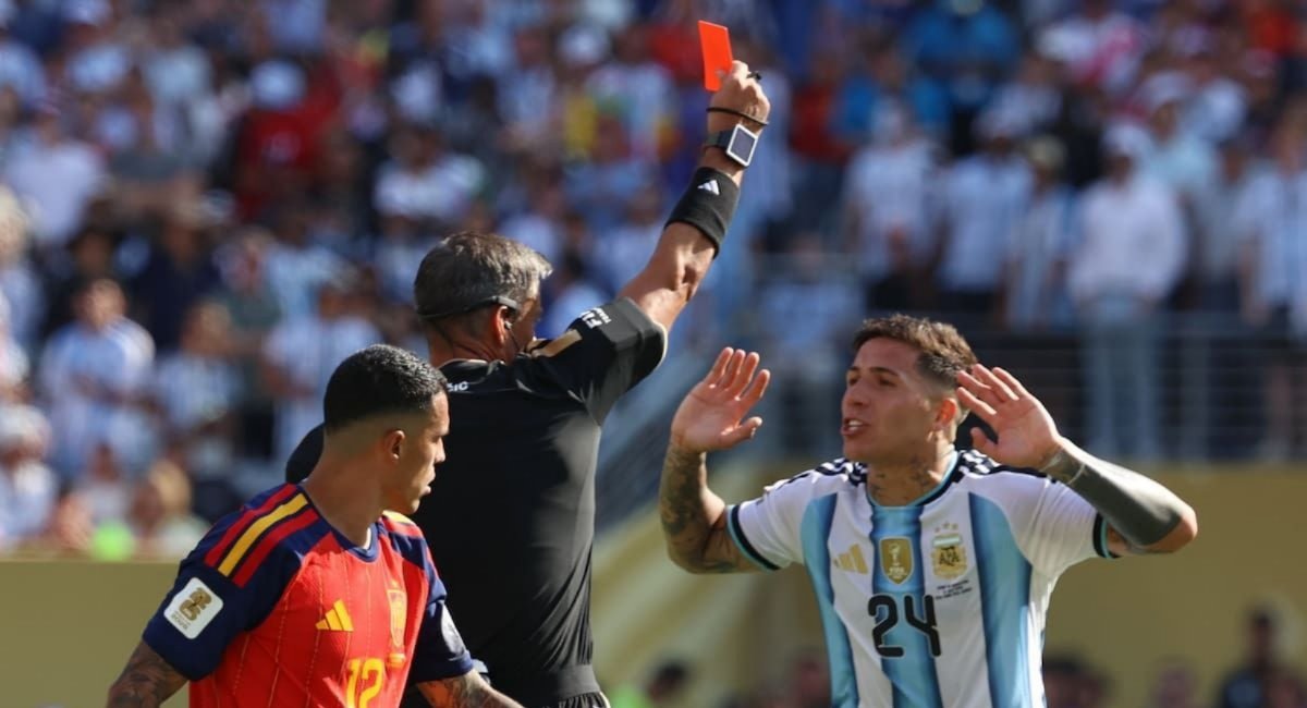 TermitoBostero's tweet photo. Se retiró a los 47 AÑOS el árbitro que dirigió la final del mundo hace una semana, raro. https://t.co/JaccH9qA4F