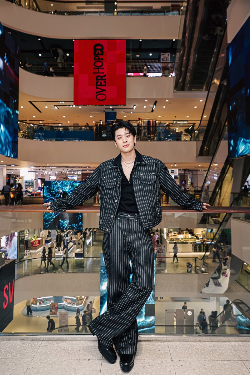 centralwOrld's tweet photo. ขอขอบคุณ SVRN ที่แวะมาชมจอเพลง OVERHOPED ที่เซ็นทรัลเวิลด์ ✨

🎧 สามารถมาฟังและชม MV OVERHOPED ได้ที่
📌centralwOrld Digital Void Screen
📌centralwOrld LED Main Entrance
📌centralwOrld LED Car Park
ตั้งแต่ วันนี้ - 2 ส.ค. 69  

#CTWMusicNewRelease
#CTWMusicCommunity
#centralwOrld  
#OVERHOPED
#SVRN