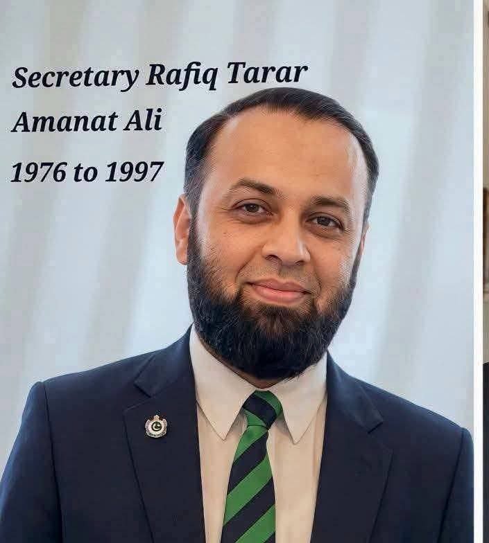 MaidahMuhammad's tweet photo. تصویر میں نظر آنے والا بزرگ عطا تارڑ کا باپ جسٹس رفیق تارڑ ہے،
ساتھ والی تصویر رفیق تارڑ کا سیکرٹری امانت علی کی ہے اور نیچے والی تصویر عطا تارڑ کی ہے،
عطا تارڑ اپنے باپ کے بجائے اس کے سیکرٹری پر گئے ہیں،
کیا یہ اتفاق ہے یا خادثہ فیصلہ آپ لوگ کیجئے۔۔۔۔ https://t.co/8q8jieiCiU