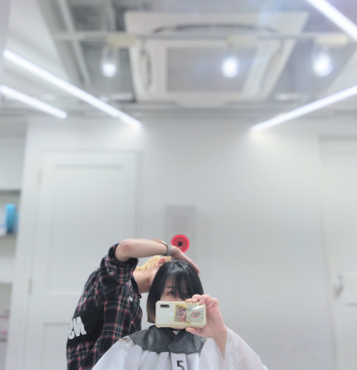 MojiHude's tweet photo. 初めて長男に髪を切ってもらった。金髪はほとんどなくなり、ちらほら見える白髪は意外にもむしろ愛おしい。
今週中に初めての遠近両用眼鏡ができあがる。着々と大人の階段のぼってる。
だんだん身軽になっていく。 https://t.co/VYkrQQM8P4