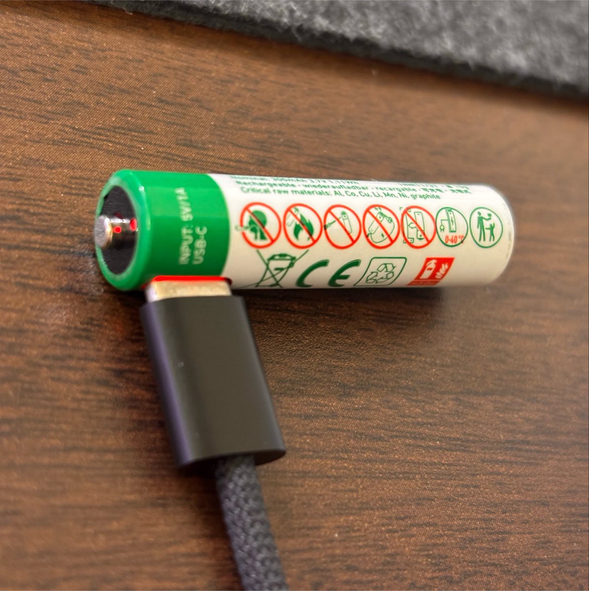 testament05's tweet photo. 何故なのか言葉で説明できないけどこの充電方法見るたびに「なんか違くない？」と思わずにはいられない https://t.co/DdTChbAW2Q