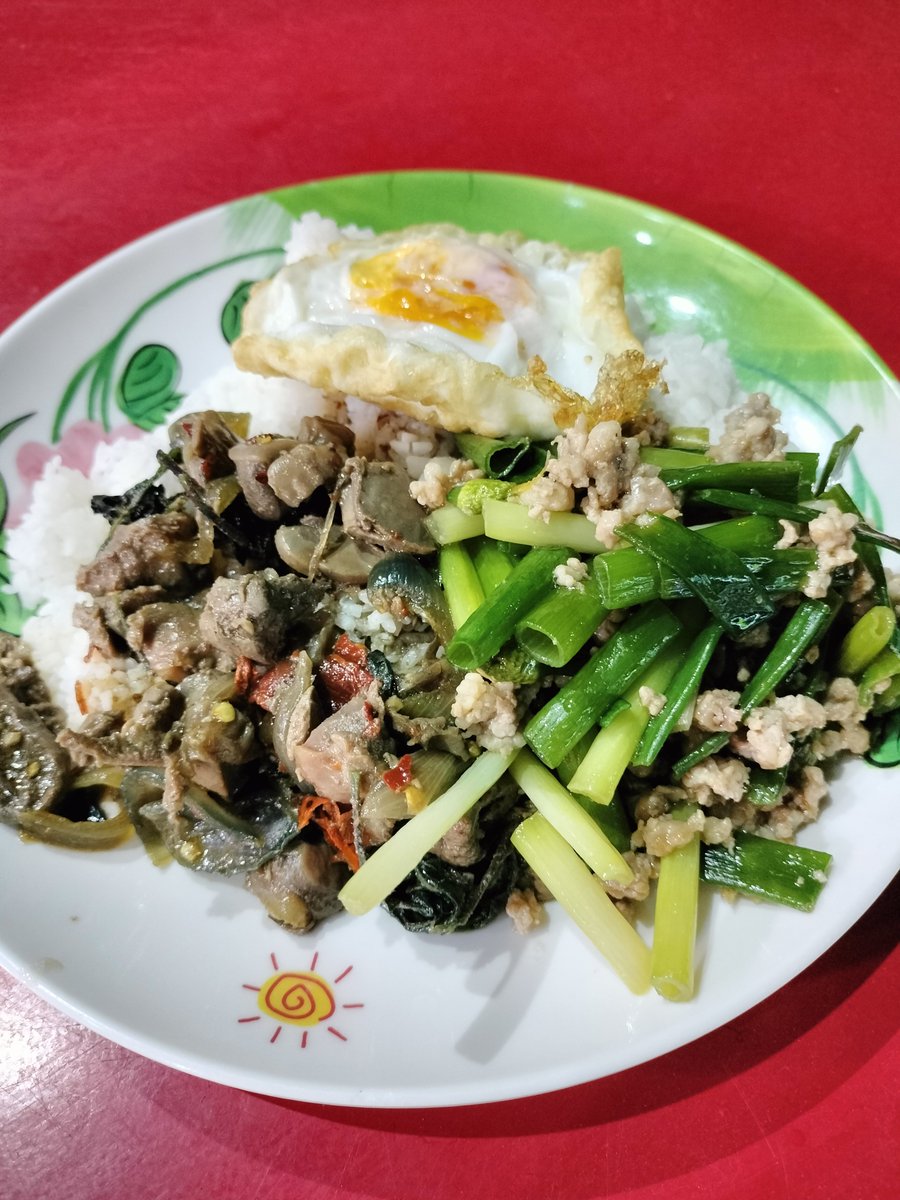 Chaaaaaaaaaaw's tweet photo. ぶっかけ飯2種盛りに目玉焼き
鶏の内臓のガパオとニンニクの芽炒め
左　ผัดกะเพราในเครื่องไก่ 
右　ต้นกระเทียมผัดหมูสับ https://t.co/fPbDxyVeaO