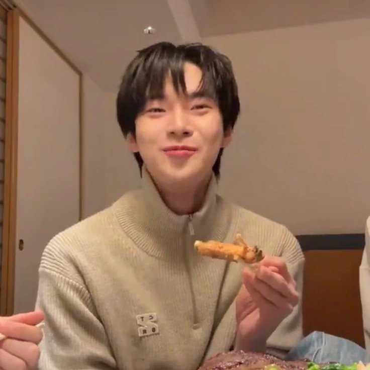 on_yourmark0802's tweet photo. 복복복 백번해줘야돼 바부가태~ 너무 귀여워🥺🥹 https://t.co/EKQWXhBWrg