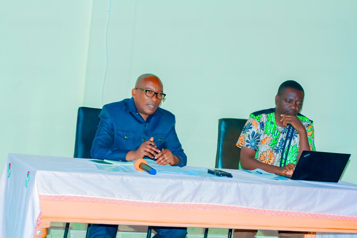 PButanyerera's tweet photo. 1/4  #Burundi: À quelques jours de la clôture du T1 de l'exercice budgétaire 2026-2027, le Gouverneur de #Butanyerera, Gén Bde Pol Victor SEGASAGO, a réuni ce lundi 27/7/2026, les Administrateurs communaux, les DP et l'@OBR_BI pour renforcer la mobilisation des recettes publiques https://t.co/09PKTHtxOF
