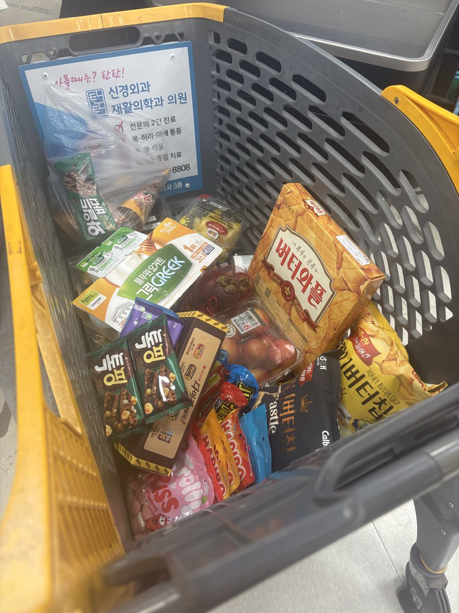 c10_ch's tweet photo. 韓国行くと毎回馬鹿みたいにお買い物しちゃうからスーツケース増える、今家に5個あるやもうそろそろ学びたい https://t.co/I2ztTvngmM