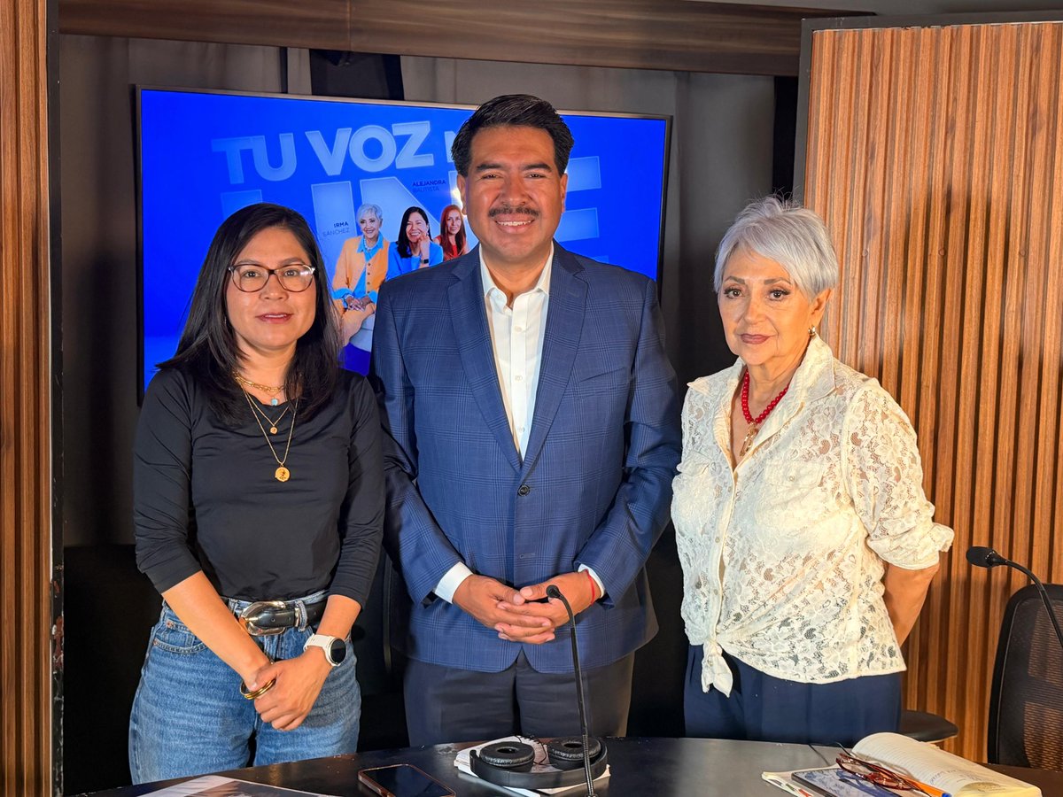 Javier_AquinoL's tweet photo. Muchas gracias, @NoticiasTribuna @AleBau_Tribuna e  Irma Sánchez por recibirme para platicar sobre la ampliación de la caseta de Amozoc y el mantenimiento a carreteras a través del programa #megabacheton que se realiza desde el gobierno federal,  @SICTmx en coordinación con el Centro @SICT_Puebla. Seguimos #AbriendoCaminos🛣️👷🏽