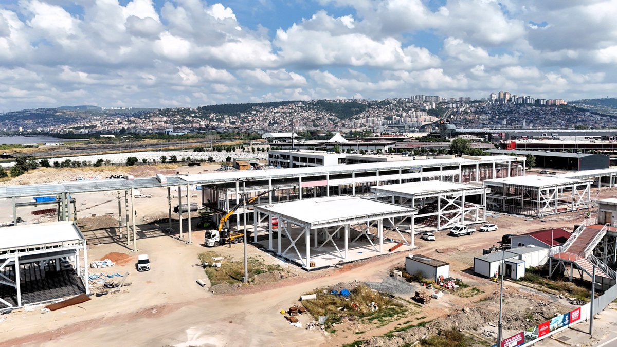 tahirbuyukakin's tweet photo. Kocaeli’mizin geleceğine değer katacak önemli bir projeyi daha adım adım hayata geçiriyoruz.

Yüzde 60 ilerleme seviyesine ulaşan Sosyal Yaşam Merkezi; konservatuvardan dil akademisine, kütüphaneden gastronomi atölyelerine, girişimcilik merkezinden dijital yayın stüdyolarına kadar birçok farklı alanı aynı çatı altında buluşturacak.

Her yaştan hemşehrimizin kendini geliştirebileceği, üretebileceği, öğrenebileceği ve sosyalleşebileceği bu vizyon projeyi en kısa sürede tamamlayarak şehrimizin hizmetine sunacağız.

Kocaeli’mize değer katacak eserler üretmeye, geleceğe kalıcı izler bırakmaya devam edeceğiz…