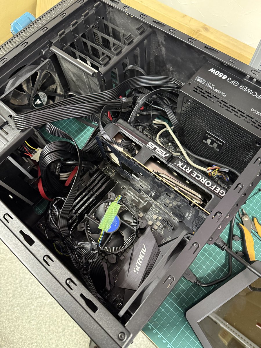 MASSkobo's tweet photo. 無停電電源のバッテリー交換のついでに、PC周りを全て取り外して掃除、ついでに仕事で使っているメインPCの電源ユニットとグラフィックボードを交換。
でも、なぜか電源が入らない！
元に戻しても、一瞬ファンは回るけどすぐ止まってしまう。
交換した電源ユニットの24ピンコネクターがなかなか嵌まらず、体重かけたらなんとか押し込めたけど、基盤がだいぶ反っていたからもしかしたらマザーボードのパターンが切れた？
明日、パソコンショップに持ち込んでなんとかしてもらうしかない。
最悪、アプリ入れているシステムドライブだけでもなんとか移植して動いてくれたら良いのですが。
という事で、PCが復活するまで発送伝票が作れず休業状態です。。。。（涙）