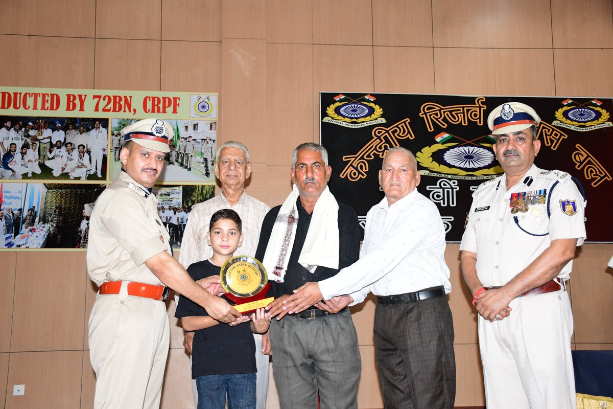 72Crpf's tweet photo. #CRPF88 A Legacy of Service &amp; Loyalty
On the occasion of the CRPF 88th Raising Day, martyrs were honoured &amp; A Rose Garden dedicated to Martyr Ct/Gd Ved Prakash was opened in the presence of his family members by Sh.Naresh kumar DIGP and heartfelt tributes were paid.@crpfindia https://t.co/dM73IL8BOT