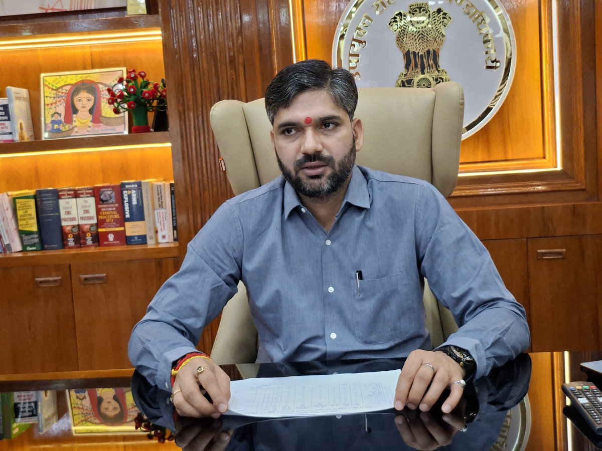 dcjamtara's tweet photo. आज कार्यालय प्रकोष्ठ में CP GRAMS पोर्टल में जिला अंतर्गत विभिन्न विभागों से लंबित शिकायतों के निष्पादन को लेकर स��ीक्षा कर कुल, निष्पादित एवं प्रक्रियाधीन मामलों की जानकारी ली एवं बताया गया कि वर्तमान में कोई भी मामला लंबित नहीं है। वहीं बैठक के क्रम में संबंधित पदाधिकारी को पोर्टल में प्राप्त शिकायतों के समयबद्ध एवं प्रभावी समाधान सुनिश्चित करने हेतु आवश्यक दिशा निर्देश दिया।
@prdjharkhand 
@JharkhandCMO 
@AlokDubeyIAS