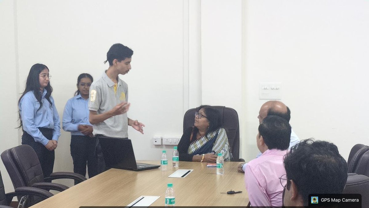 STPINoida's tweet photo. Director #STPINoida engaged with startups at @SRHUniversity Dehradun, a spoke centre of @StpiEpDelhi, and toured its advanced laboratories. The interaction highlighted the startups' entrepreneurial journeys, key achievements, challenges, and aspirations for future growth. https://t.co/KIWT6ioM1H