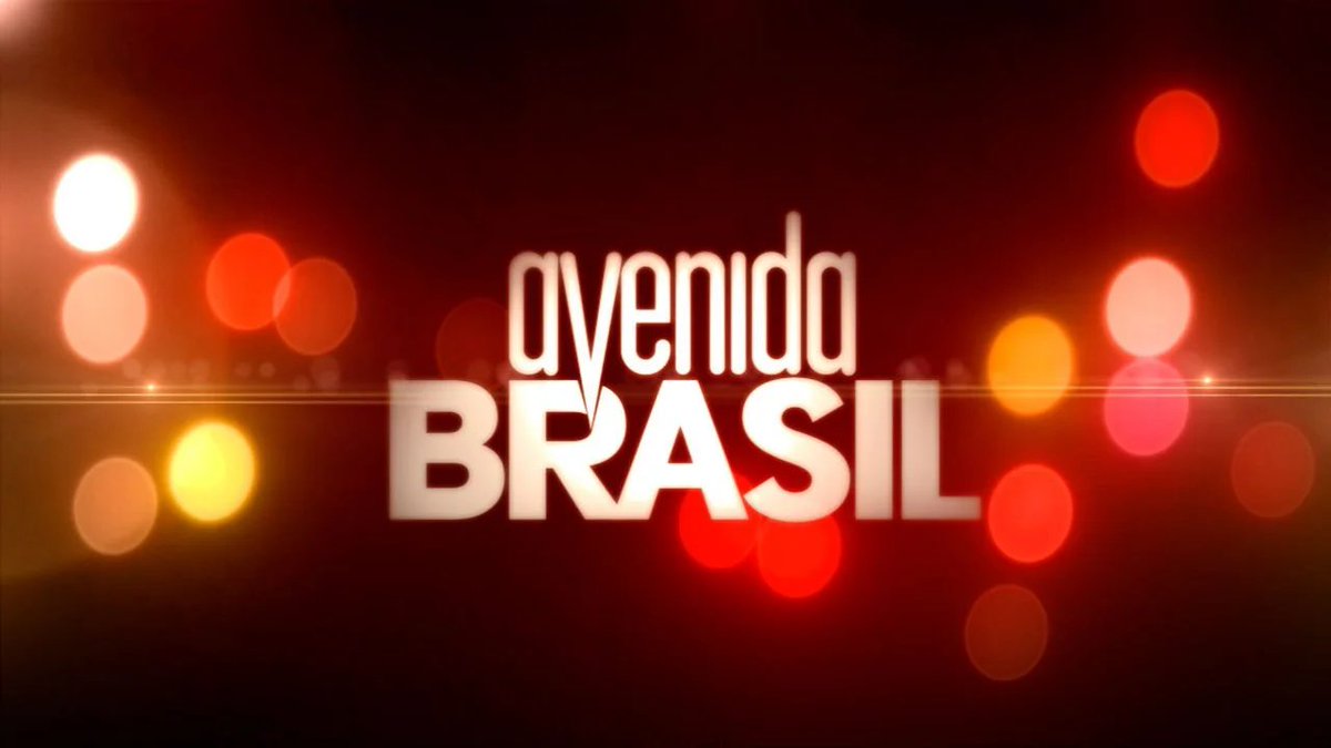 forumeplay's tweet photo. A Globo vai reforçar a divulgação da reprise de Avenida Brasil após a novela registrar audiência abaixo da expectativa no Vale a Pena Ver de Novo. A emissora intensificará chamadas na programação e nas redes sociais, além de levar atores do elenco original para promover a trama em atrações da casa.

Nos bastidores, há preocupação de que o desempenho da reprise possa afetar a estreia de Avenida Brasil 2, prevista para janeiro de 2027. A sequência já está em preparação e contará com o retorno de diversos nomes do elenco original, embora alguns personagens não façam parte da nova história.

🗞️ Outro Canal