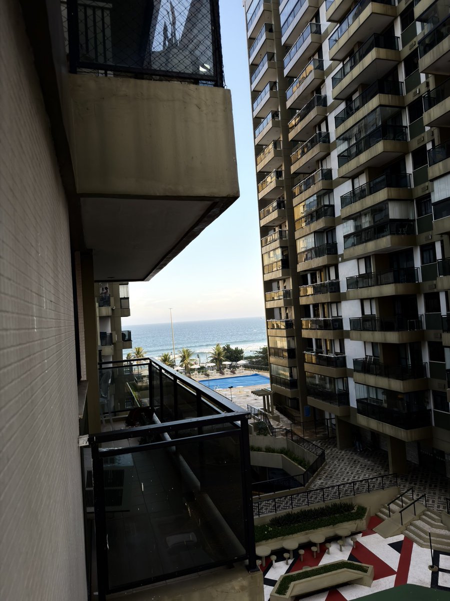 ang9lo's tweet photo. @aichegadesisto Eu completamente triste acordando e abrindo a janela do quarto https://t.co/FW3nhcl5sa