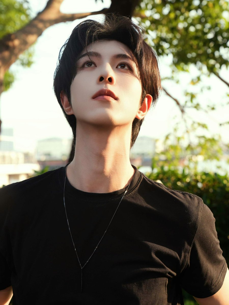 0rangeFair's tweet photo. 260727 weibo

Walk a very, very long road 🍃

#KipukaQiu #QiuDingjie #邱鼎杰 #XingQiu #XYQQJ https://t.co/TR8s2wXEYp