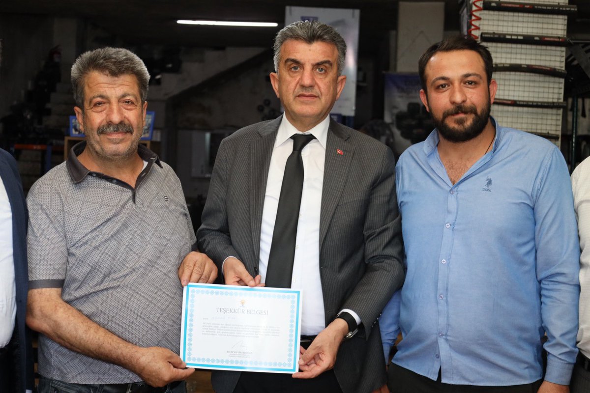 milhamigunbegi's tweet photo. "AK Parti Bir Türkiye Kitabıdır."

📍Eyyübiye

Eyyübiye İlçe Başkanımız @ElgunSuleyman, İl Yönetim Kurulumuz, İl Gençlik Kolları Başkanvekilimiz Halil Akdemir ve Eyyübiye İlçe Teşkilatımızla birlikte partimize emek vermiş dava arkadaşımız Şükrü Fırat'ı ziyaret ederek, Cumhurbaşkanımız ve Genel Başkanımız Sayın Recep Tayyip Erdoğan imzalı teşekkür belgesini takdim ettik.

Bu kutlu yürüyüşe gönül veren, emeğini, alın terini ve sarsılmaz inancını ortaya koyan tüm dava arkadaşlarımıza; partimizin en büyük gücü ve gönüldaşları olan kıymetli üyelerimize yürekten teşekkür ediyoruz.

Birlik ve beraberlik içinde azim ve kararlılıkla Türkiye Yüzyılı hedeflerimize birlikte yürümeye devam ediyoruz.

#Eyyübiye #Üyeziyareti 
@RTErdogan @Akparti @abuyukgumus @efkanala @mustafaelitas @omerrcelik @eyupkadirinan @tugbaisikercan @acarfaruka @Hayati_Yazici @hakanaksu058 @farukaytek