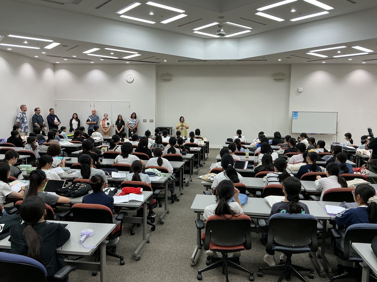 nbj2341's tweet photo. 【校長発信2026-154】
「中1イングリッシュキャンプ1日目-2」
研修地に到着後、昼食をとりオープニングセレモニー、そしてすぐにグループレッスンに入りました。 https://t.co/X5UnaIggw7