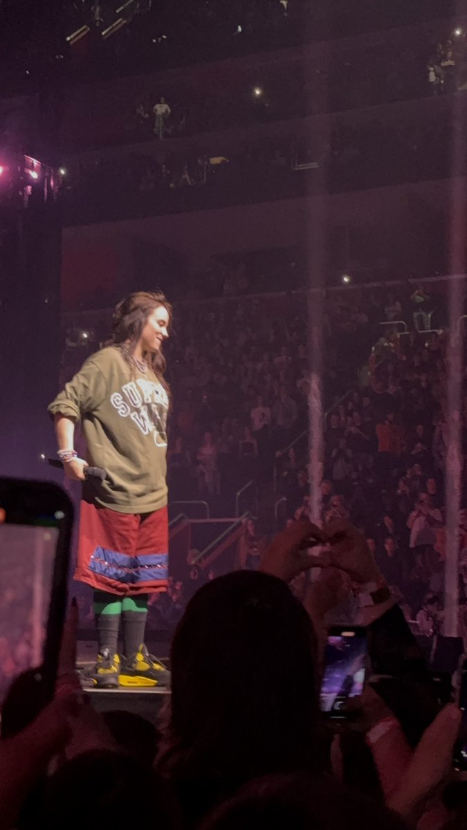 justlikepetal's tweet photo. i miss billie sooo much 🥺 @billieeilish https://t.co/9O2rmtIS9c
