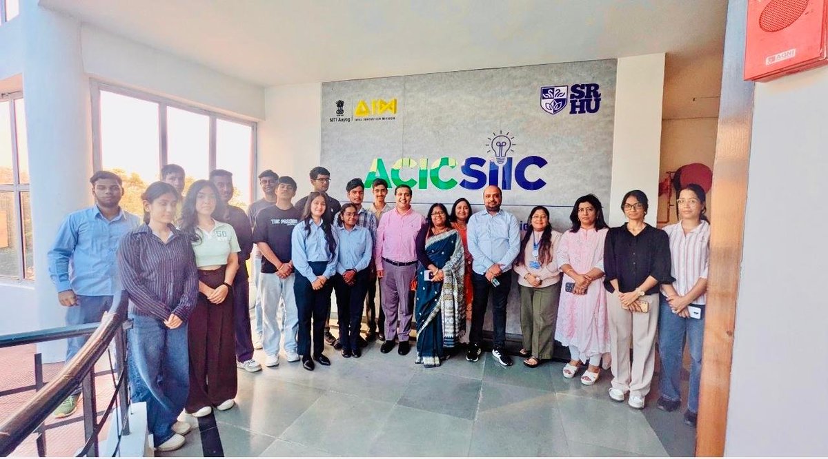 STPINoida's tweet photo. Director #STPINoida engaged with startups at @SRHUniversity Dehradun, a spoke centre of @StpiEpDelhi, and toured its advanced laboratories. The interaction highlighted the startups' entrepreneurial journeys, key achievements, challenges, and aspirations for future growth. https://t.co/KIWT6ioM1H