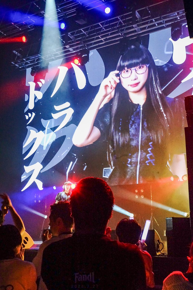 KSK_HASICKS's tweet photo. FandL Zepp Shinjuku しゅ！
ウノウノの大舞台、見届けない訳には行かぬ！と、エクストリーム遠征させていただきました！紆余曲折も多少見てきた娘の晴れ舞台、アイドルになれたんだなー、ってオジ的に大変感慨深い夜になりました🥺
個人的には今日解禁の新曲、松隈サウンドとミラさんの歌詞と、色々オマージュの振り付けで、元清掃員としては堪らんかった…早く音源聴きたい！