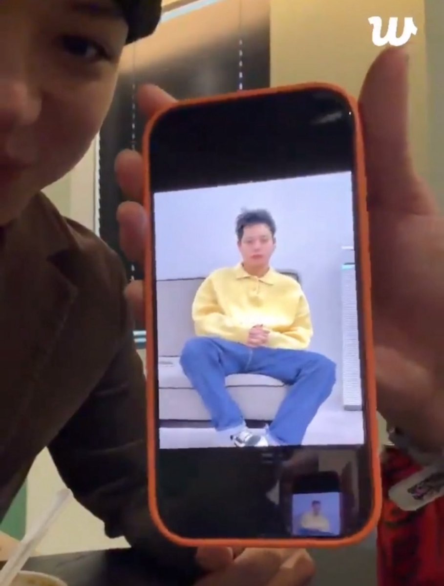 youmywatermelon's tweet photo. น้องอูจินฮีติดพี่โอยูลมากจริงๆอ่ะ🥺 เข้ามาแจมไลฟ์พี่ เพราะอยากเล่าเรื่องทำกายภาพให้ฟัง ชอบพี่โอยูลร่างทองมากจนตั้งเป็นวอลเปเปอร์+เอารูปยุคนั้นมาอวดตลอด เคยให้พี่สัญญาว่าจะอยู่ที่หอกับตัวเองตลอดไป ตอนที่พี่บอกอยากไปเรียนมหาลัยพร้อมกันก็ดีใจใหญ่ พี่ไม่ค่อยตอบแชทก็งอนㅠㅠ https://t.co/5WHSS4WqjG