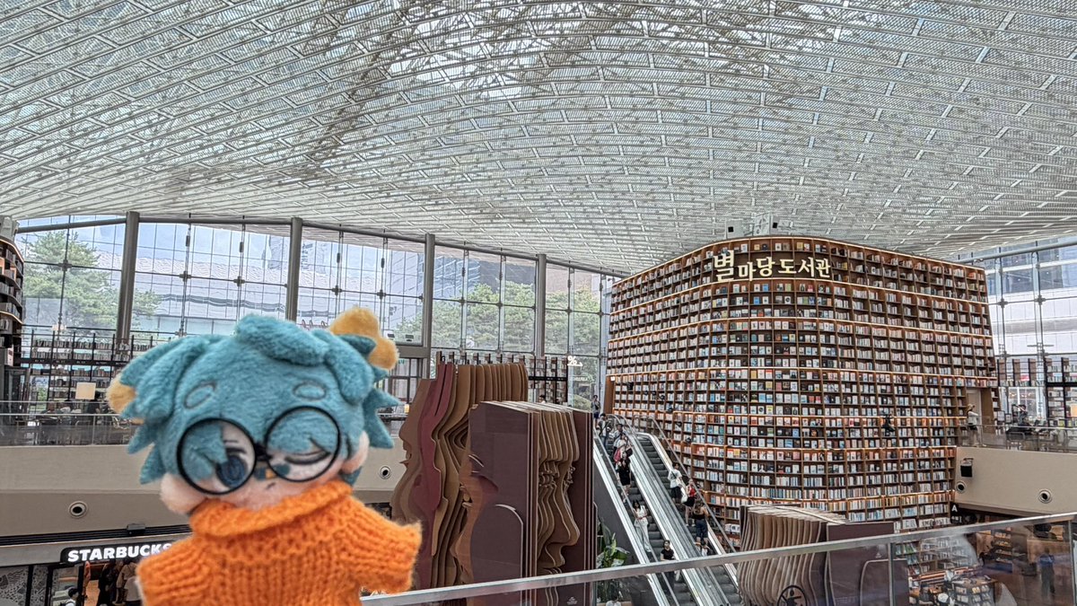 ki3ve's tweet photo. 韓国の有名な図書館行ってきた❣️
Eveくんが行ってたのは2号館だったみたい🥹
ここから1時間くらいかかる場所で時間なくて行けなかったʚ̴̶̷̆_ʚ̴̶̷̆ いつかリベンジね🙂‍↕️ https://t.co/K1bFb9mPl1