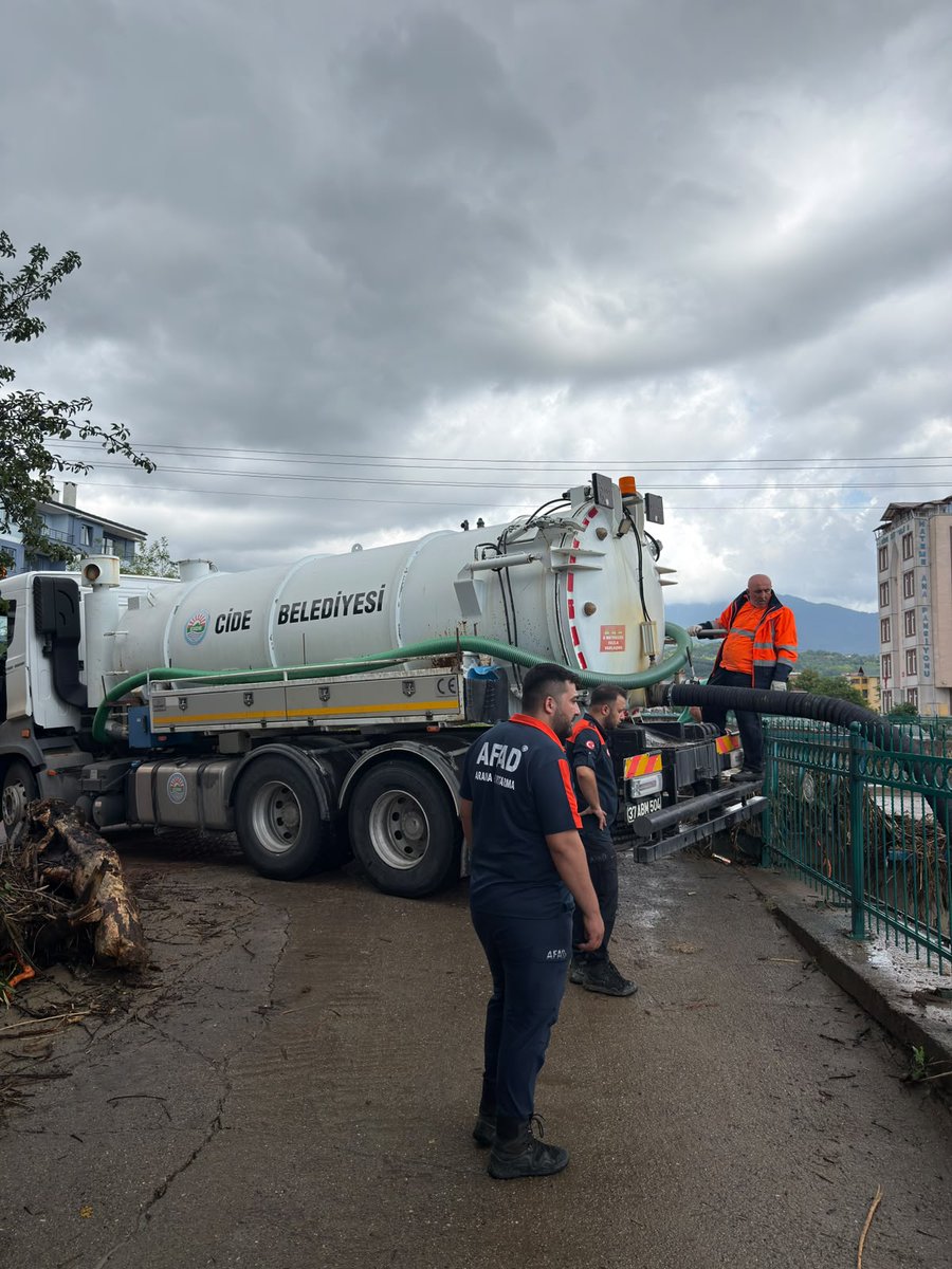 AFAD_Bartin's tweet photo. 📍Kastamonu / Cide
Kastamonu'nun Cide ilçesinde 26 Temmuz 2026 tarihinde meydana gelen sel ve su baskınlarının ardından Bartın AFAD Arama ve Kurtarma Ekibimiz afet bölgesinde görevlendirilmiştir.

@AFADBaskanlik 
@tcbartinvalilik https://t.co/w40SHX8fGq