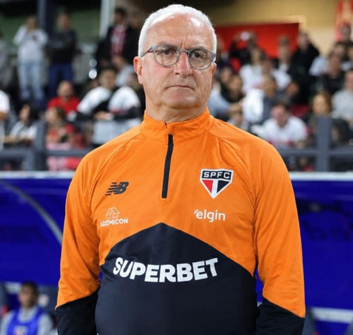 BagrescoreBr's tweet photo. esse uniforme do Dorival não dá cara https://t.co/C0Qh4cEnVH
