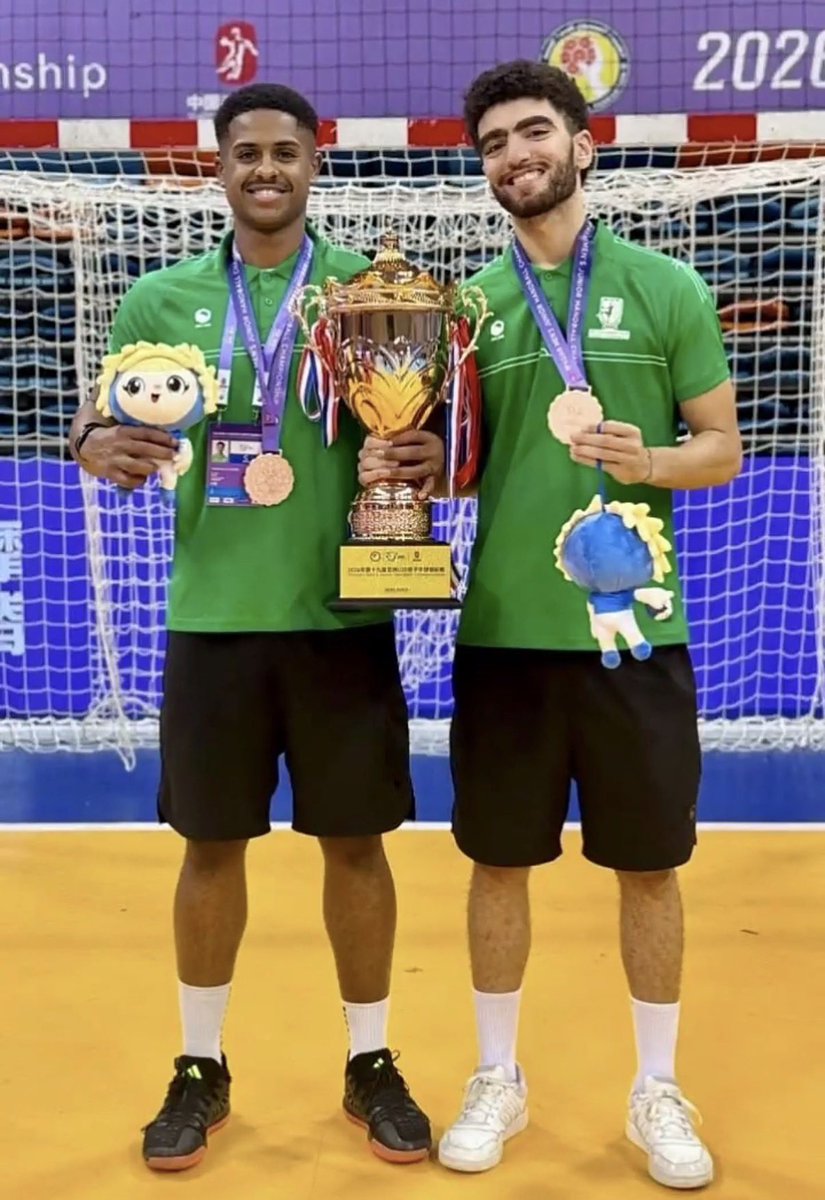 HandballAhli's tweet photo. بدر القرني وهشام ياسر يحصلان على برونزية آسيا 🥉🇸🇦
موهبتان من مواهب الأهلي تبقى لهما سنة واحدة فقط في درجة الشباب، وبعد إلغاء اللعبة لا نعلم أين سيكون مصيرهما.
إنجاز آسيوي يُرفع باسم الوطن، ومستقبل يكتنفه القلق بعد قرار الإلغاء.

الذنب في اعناقكم إلى يوم الدين
@khaledtash
@bocquet_fabrice 
#الاهلي_ملك_جمهوره
