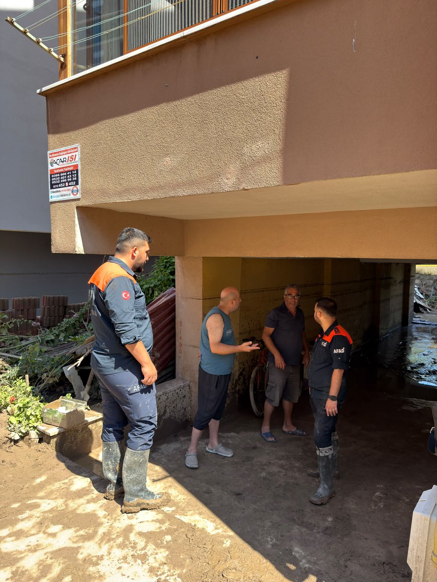 AFAD_Bartin's tweet photo. Ekiplerimiz, AFAD Başkanlığımız koordinasyonunda ilgili kurumlarla iş birliği içerisinde tahliye ve iyileştirme çalışmalarına destek vermek amacıyla sahadaki görevlerini aralıksız sürdürmektedir.

@AFADBaskanlik 
@tcbartinvalilik https://t.co/jdM9M2JAvE