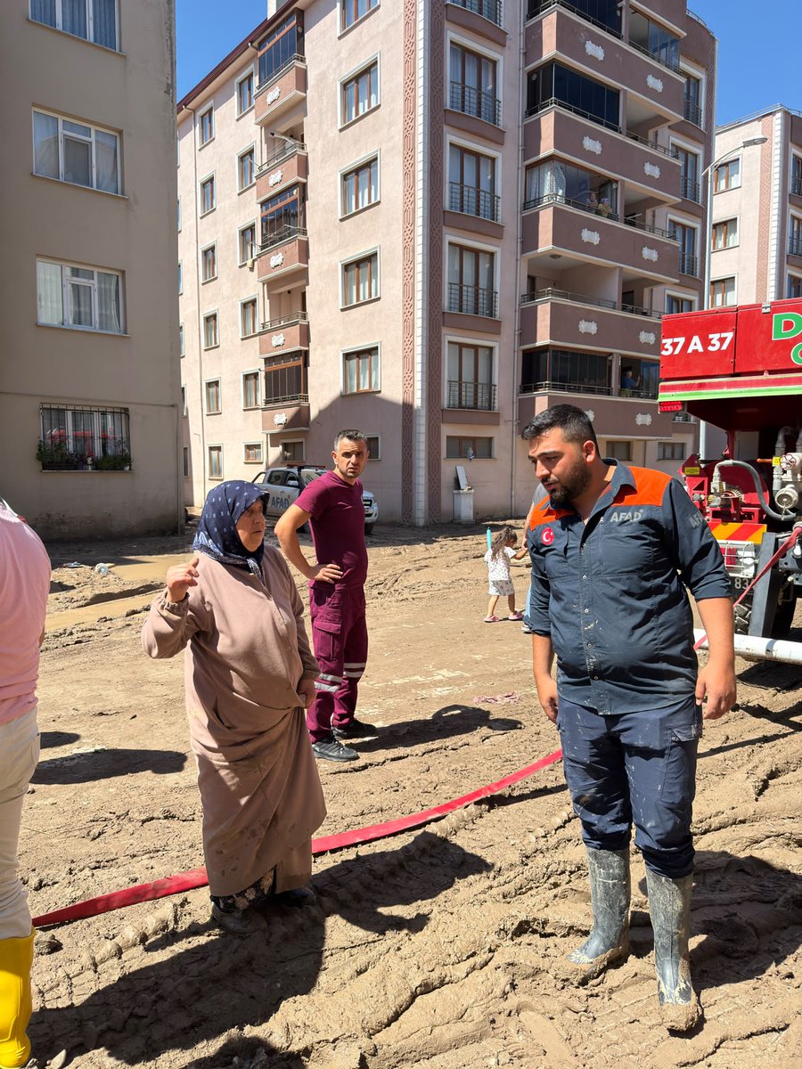 AFAD_Bartin's tweet photo. Ekiplerimiz, AFAD Başkanlığımız koordinasyonunda ilgili kurumlarla iş birliği içerisinde tahliye ve iyileştirme çalışmalarına destek vermek amacıyla sahadaki görevlerini aralıksız sürdürmektedir.

@AFADBaskanlik 
@tcbartinvalilik https://t.co/jdM9M2JAvE